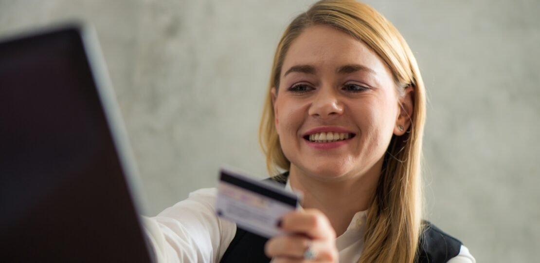 young-business-woman-holding-credit-card-using-laptop-computer-online-shopping-concept-vintage-effect-style-pictures